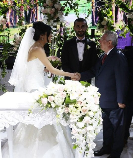 Fenerbahçeli futbolcu Selçuk Şahin evlendi. Fenerbahçe'nin eskilerinden olan başarılı futbolcu Emel Demiryürek'le evlendi.