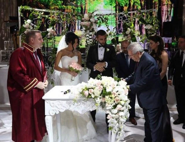 Çiftin nikahını İstanbul Büyükşehir Belediye Meclisi 2. Başkan Vekili Göksel Gümüşdağ kıyarken,çiftin nikah şahitliğini başkan Aziz Yıldırım ve yüksek divan kurulu başkanı Vefa Küçük yaptı.