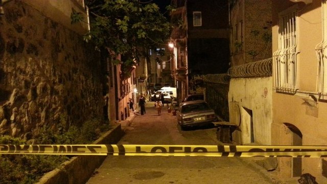 Deniz'in cesedi kendisinden haber alamayan erkek kardeşinin eve çilingir yardımıyla girmesiyle bulundu.