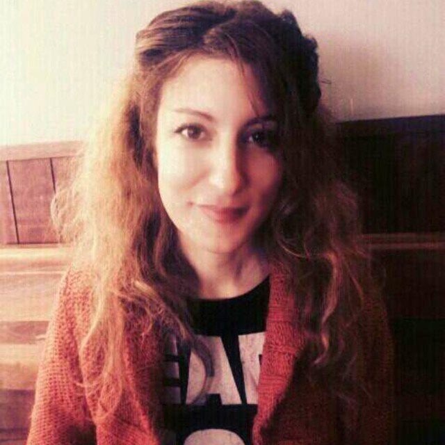 Çocukluğunda mandolinle tanıştığı müzikle hayatını sürdüren ve birçok grupta birçok grupta solo gitarist, klavyeci ve vokalist olarak yer alan Değer Deniz, söz ve müzikleri kendine ait "Bekle" isimli ilk albümünü 2012 yılında çıkarmıştı.