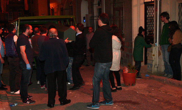 Kendisinden haber alamayan arkadaşlarının ihbarıyla eve gelen polis ve sağlık ekiplerinin yaptığı ilk incelemede Değer Deniz'in boğularak öldürüldüğü tespit edildi.