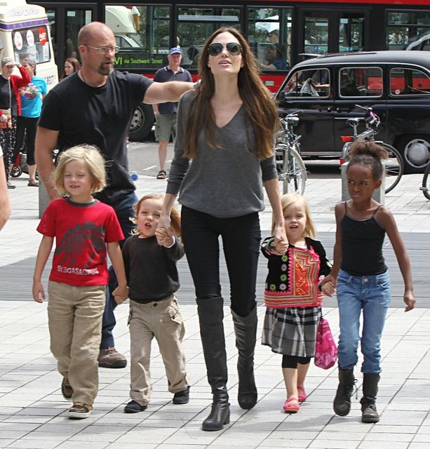 Angelina Jolie. En çok çocuğa sahip ünlü anne. Sade, stil sahibi, rahat ve içinden geldiği gibi giyinen ve çocuklarını da bu şekilde yetiştiren Jolie, çoğu zaman eleştiri oklarının hedefinde kalıyor.