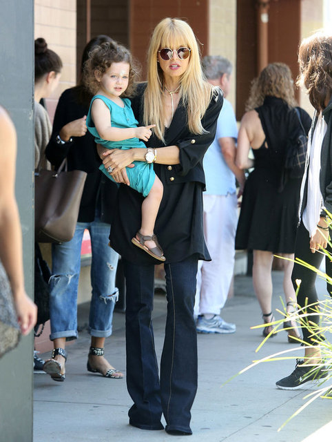 Rachel Zoe. Anne, designer, stilist, editör, eş ve daha pek çok şey. Beğenilmenin ötesine geçen birebir takip edilen isimlerden biri. Kesinlikle en şık annelerden biri.