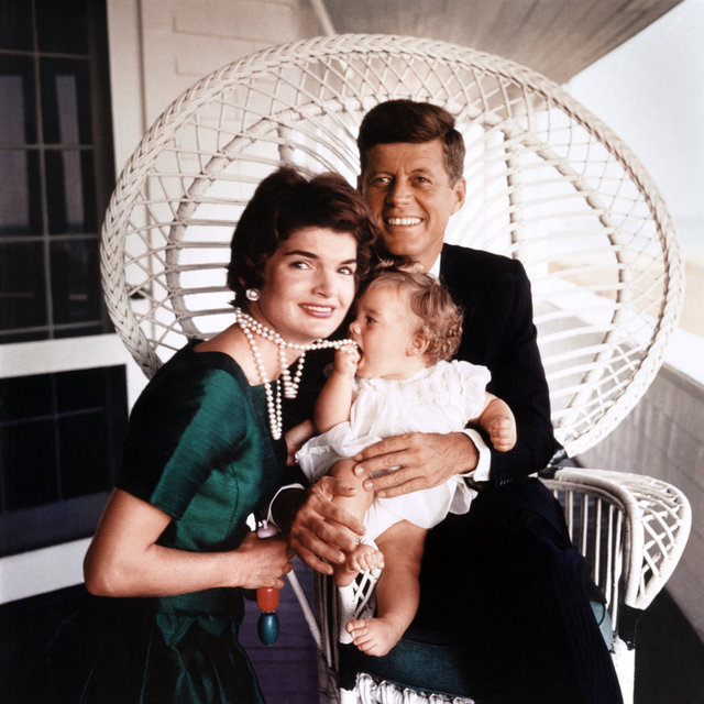 Jackie Kennedy Onassis. Tarzı ve tavrı kadar cesareti ile de örnek alınması gereken isimlerden biri oldu. Amerika tarihinin en ilgi duyulan "first lady"lerinden biri idi.