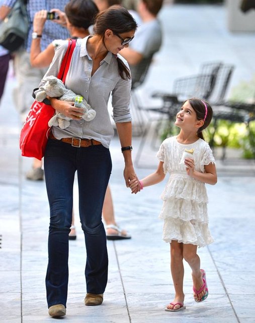 Katie Holmes. Tarzını da kendini de evliliğini sonlandırdıktan sonra bulan bir anne. Kızı kendisinden çok daha takipçisi olan bir moda ikonu desek yalan olmaz. Şık ve güzel bir anne.