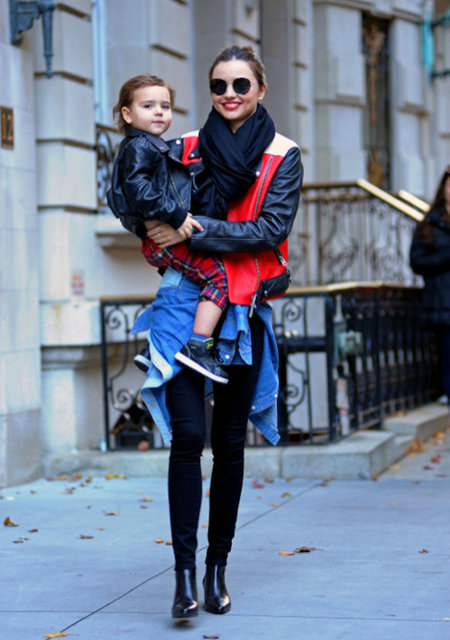 Miranda Kerr. Genç bir anne olmasına rağmen, oldukça zevkli seçimlere sahip. Moda dünyasının içinde olmasının da etkisi var elbet ancak özellikle ayakkabı ve çanta seçimlerinde başarılı bir isim.