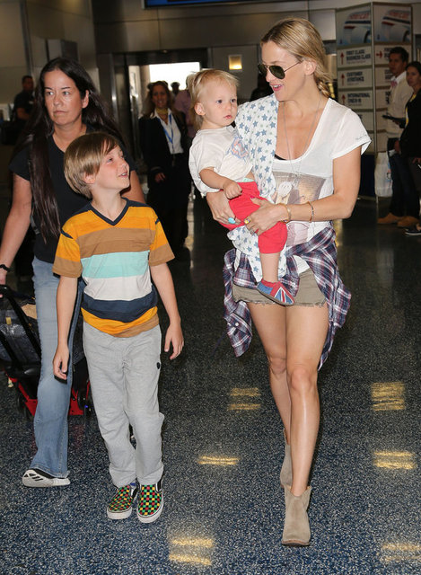 Kate Hudson. Hudson minyon bir vücut yapısına sahip olmanın tüm avantajlarına sahip ve bunu giyim tarzına iyi adapte edebilmiş, daima genç görünecek annelerden biri.