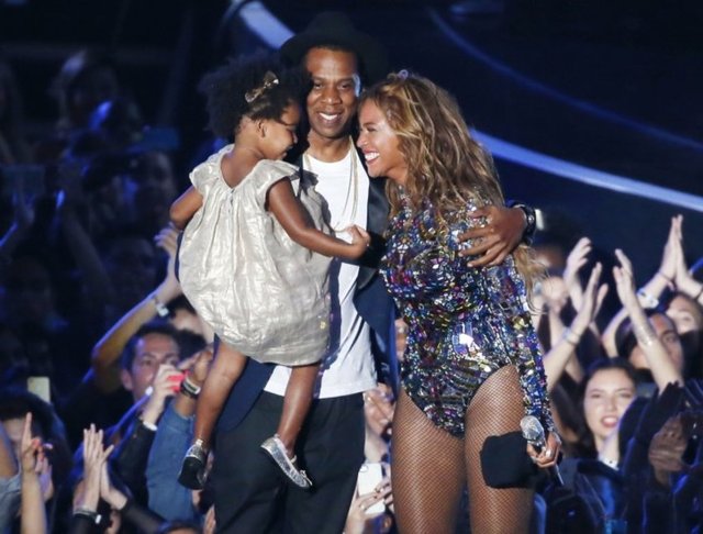 Beyonce. Beyonce sadece tarz değil cesur da bir anne. Sahne şovlarında da günlük hayatında da bu seçimler net şekilde görülebiliyor. Ne giyse kendine yakıştırmayı başarıyor.