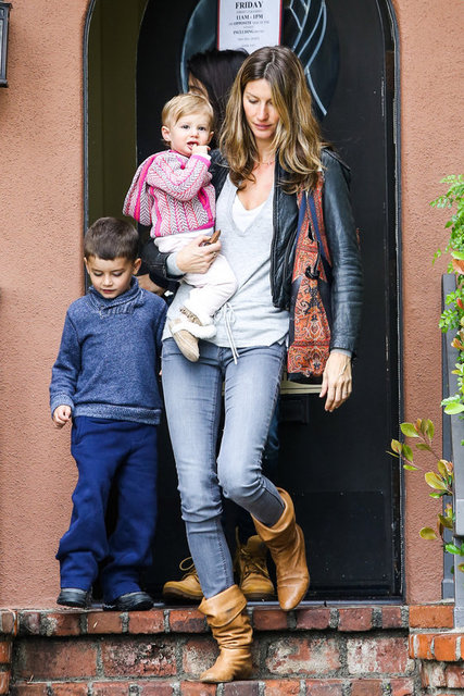 Gisele Bündchen. İyi bir model, haliyle modanın içinde ve bu işi iyi biliyor. İyi bir de anne. Gisele günlük tarzı ile pek çok kadının takip ettiği bir stil ikonu.