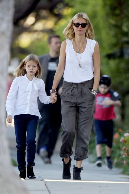 Gwyneth Paltrow. Sağlıklı yaşıyor, sağlıklı görünüyor ve dahası bunu yaşam tarzı haline getirmiş bilinçli bir anne. O da abartıdan uzak bir tarza sahip olmasına rağmen her zaman göz alıcı bir isim.
