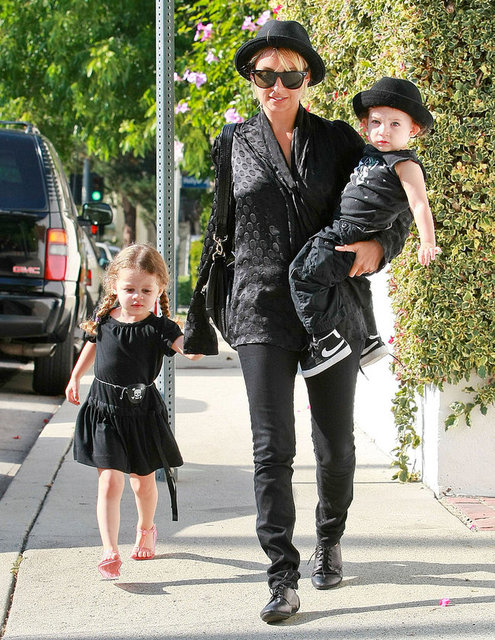 Nicole Richie. Modayla ilgili başarılı atılımları ve çalışmaları olan başka bir ünlü anne.