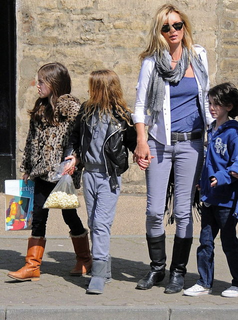 Kate Moss. Onca yaşadığı soruna rağmen, çocukları için iyi bir anne, moda dünyasının efsanevi ismi. Her zaman spekülatif ama her daim şık.