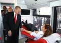 Cumhurbaşkanı Erdoğan kan bağışı çadırını ziyaret etti