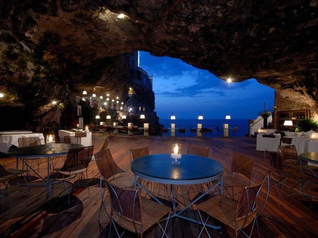 41- Hotel Grotta Palazzese - İtalya