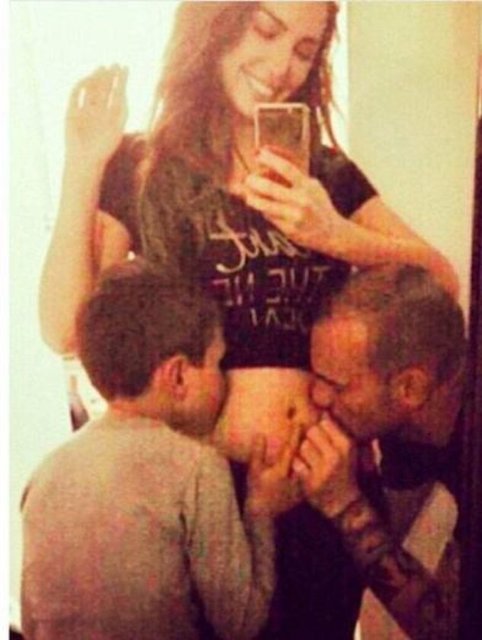 Yolanthe Cabau'nun ilk hamilelik fotoğrafını Sneijder'in ilk evliliğinden olan oğlu Jessey paylaştı. -  - Babasıyla birlikte Yolanthe Cabau'nun karnını öpen Jessey, bu sırada çekilen kareleri sosyal medyada yayınladı.