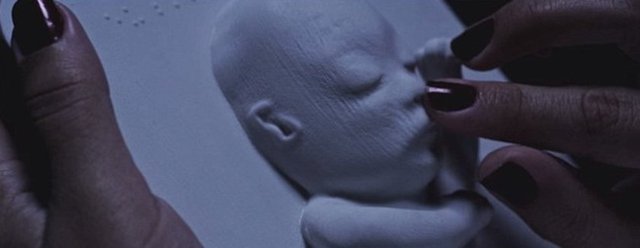 Hatta bu tür zamanlar doktorun, yüzü anneye fiziği babaya benziyor gibi açıklamalarıyla daha da bir unutulmaz hale dönüşür.