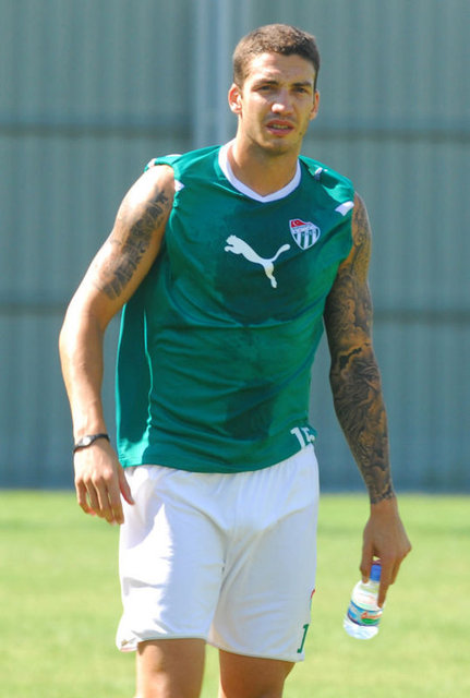 12- Milan Stepanov - Yaş: 32 - Pozisyon: Defans, Stoper      - Oynadığı son kulüp: Omonia Nikosia - Piyasa Değeri: 800 bin Euro