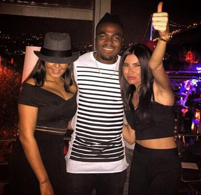 Gecenin ilerleyen saatlerinde Reina'ya giden yıldız futbolcu burada takım arkadaşı Emenike ile buluşmuş ve o iki esmer güzel de Fenerbahçe'nin yıldız futbolcularına eşlik etmişti. -