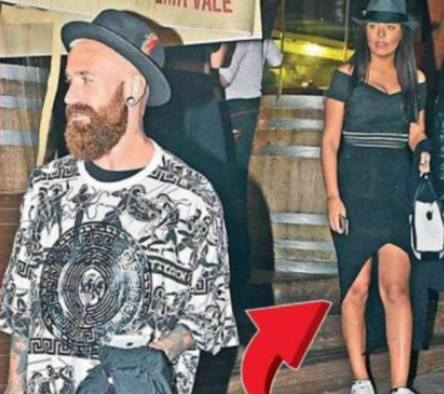 Fenerbahçe'nin Portekizli futbolcusu Raul Meireles geçtiğimiz hafa Etiler'deki bir mekandan çıkarken iki esmer bayan ile görüntülenmişti. -