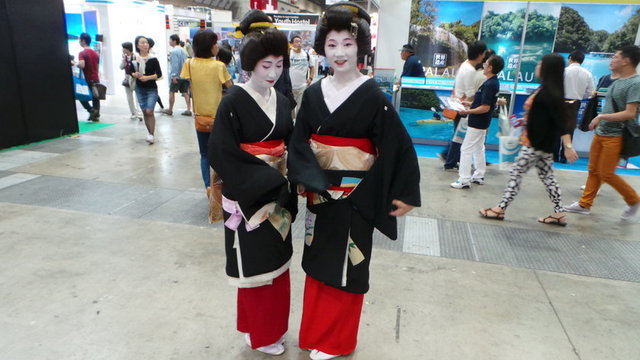 Bu sayede mimik ifadeleri ortadan kalkmış olur.Daha sonra beyaz pudra tüm yüze ve boyun kısma sürülür.Sadece saç dipleri açıkta bırakılır,bu karşıdaki insana maske takmış bir kadın ile konuştuğunu hatırlatır.