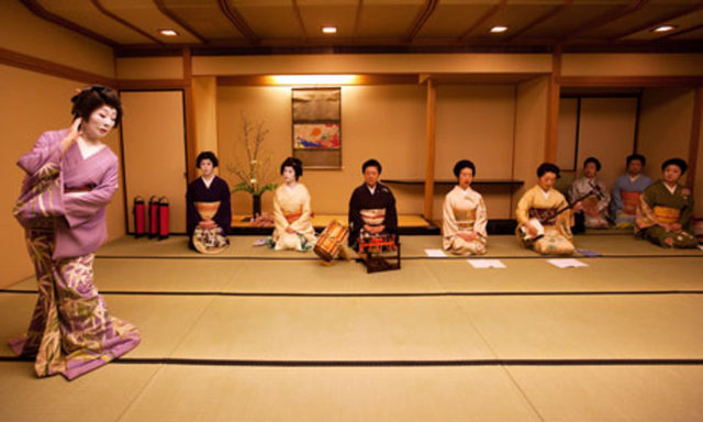 çünkü mizuage demek geyşa evine olan borçların ödenmesi ve tam manasıyla bir geyşa olmak demekti. Yeri gelmişken birazda geyşa ve müşteri arasındaki ilişkiden bahsedelim.Öncelikle geyşaların müşteriler ile yatmaya izinleri yoktu.