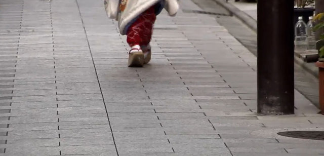 Her iki şekilde de bu kızlar önce hizmetçi muamelesi görerek itaat etmeyi öğrenir daha sonra sanat okuluna devam ederlerdi.