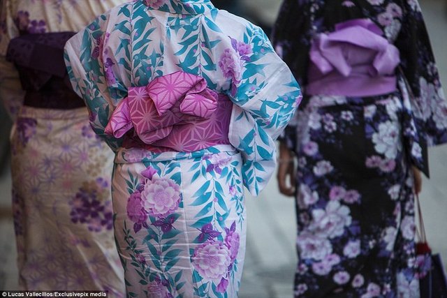 Savaş pek çok erkeği almış geriye yaşamak için başka bir yol bulamayan kadınlar kalmıştı.Müşterilerin ilgisini çekmek için kendilerine geyşa diyen bu hayat kadınları ileride her geyşa denildiğinde akıllara gelen imgelemin sorumlusu oldular.