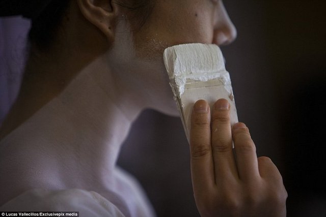 Geyşaların sanatta yetkin olması önemli. Çoğunlukla dans ve müzik konularında eğitiliyorlar. Kaligrafi öğrenen de var ama sayıca çok az. -