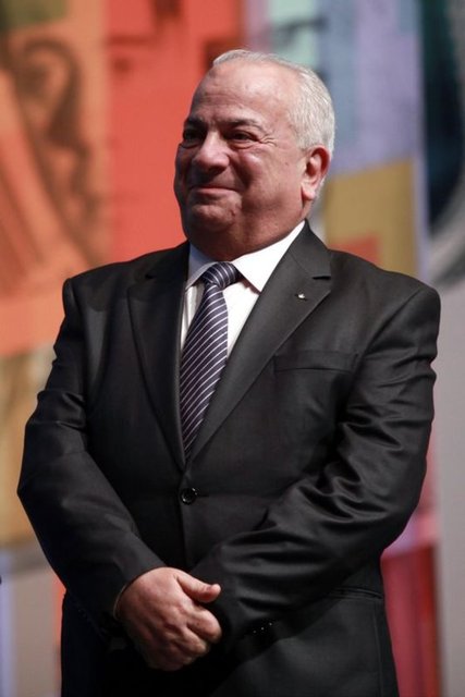 Aslen Kıbrıslı olan Zeki Alasya 18 Nisan 1943 yılında İstanbul'da dünyaya geldi.