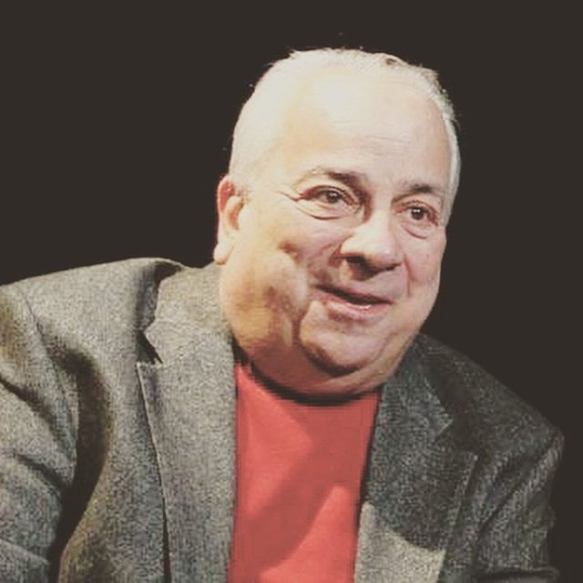 Birlikte "Dedem Gofret ve Ben" - dizisinde çalıştık. Harika anılarım var onunla. Tiyatronun ve sinemanın - başı sağ olsun. Gerçekten çok üzgünüm.