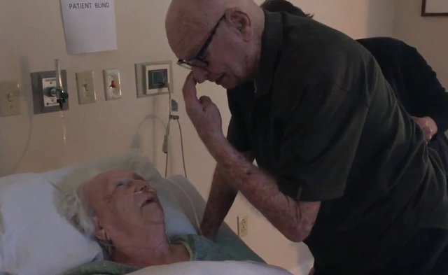 Onlar 73 yıl başlarını aynı yastığa koydu... Bazen güldüler bazen ise ağladılar. Laura 93, Howard ise 92 yaşında...