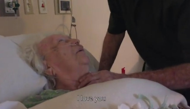 Kocasının serenatına karşılık, torununa 'Benden hoşlanıyor' demesi ise çevresindekileri kahkahaya boğdu...