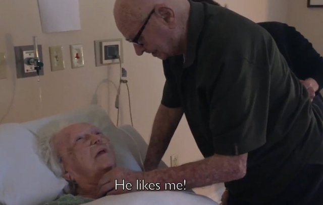 O çift koskoca bir ömrü paylaştı. The Telegraph'ın haberine göre; Howard, ölüm döşeğindeki karısı için kendi aşk şarkılarını söyledi.