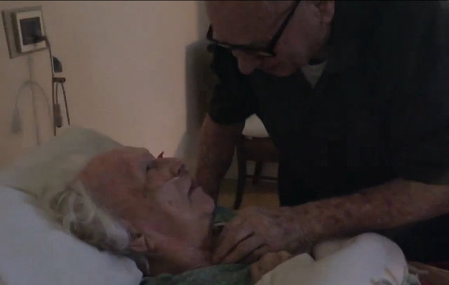 Birbirlerinin gözlerinin içine bakmaya bir an bile ara vermeyen çiftin videosu sosyal medyada binlerce kez izlendi.