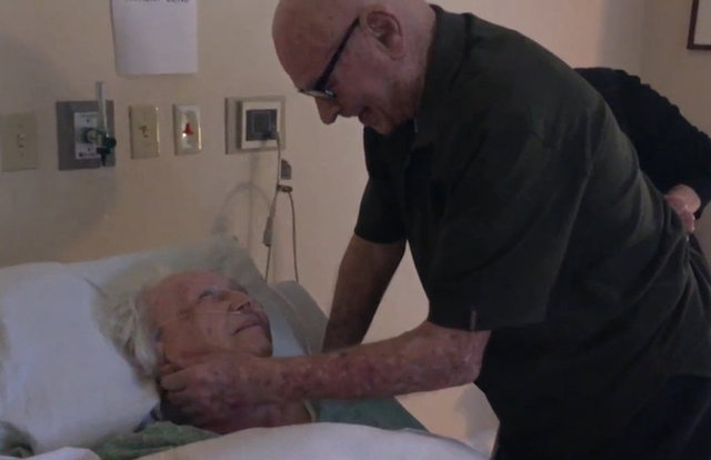 İlginç detay ise; Howard 2. Dünya Savaşı'na giderken de bu şarkıyı Laura'ya söylemişti.