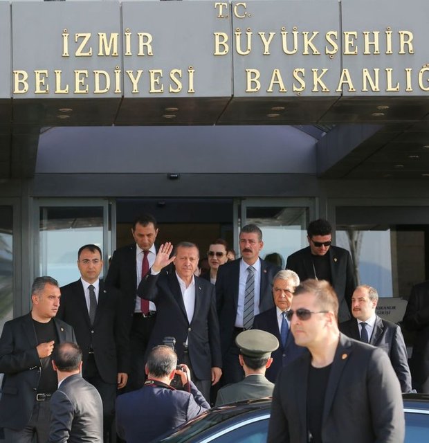 Cumhurbaşkanı Recep Tayyip Erdoğan, İzmir'de Büyükşehir Belediyesi'ni ziyaret etti. Erdoğan'ı, Büyükşehir Belediye Başkanı Aziz Kocaoğlu, belediye binasından uğurladı. -