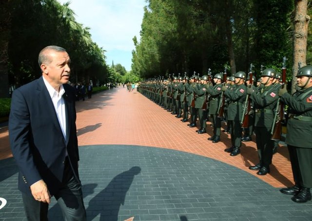 626 tesisin açılışının yapılacağı toplu açılış törenine katılmak üzere İzmir'e gelen Cumhurbaşkanı Recep Tayyip Erdoğan, Türk Silahlı Kuvvetleri'nin Başkomutanı sıfatıyla Ege Ordu Komutanlığı'nı ziyaret etti.