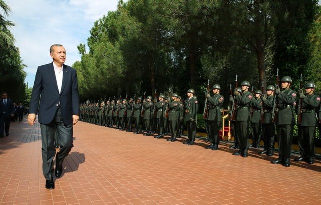 Cumhurbaşkanı, Ege Ordu Komutanı Orgeneral Galip Mendi ile kısa bir görüşme yaptıktan sonra Komutanlık'tan ayrılarak, makam aracıyla İzmir Büyükşehir Belediyesi ve İzmir Valiliği'ni ziyaret için yola çıktı.