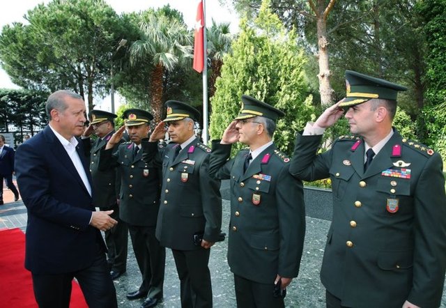 Ege Ordu Komutanlığı'na Cumhurbaşkanlığı otobüsüyle gelen Erdoğan'ı kapıda görevli subay karşıladı.