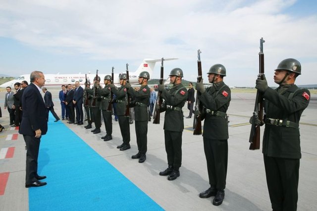 Cumhurbaşkanı Erdoğan, özel uçak "CBK" ile İzmir'e geldi. Erdoğan'ı Orman ve Su İşleri Bakanı Veysel Eroğlu, İzmir Valisi Mustafa Toprak, İzmir Büyükşehir Belediye Başkanı Aziz Kocaoğlu ve diğer ilgililer karşıladı. Erdoğan, tören mangasını selamladı
