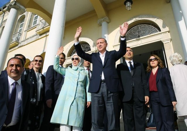 Cumhurbaşkanı Erdoğan, eşi Emine Erdoğan ile birlikte İzmir Valiliği'ni ziyaret etti.