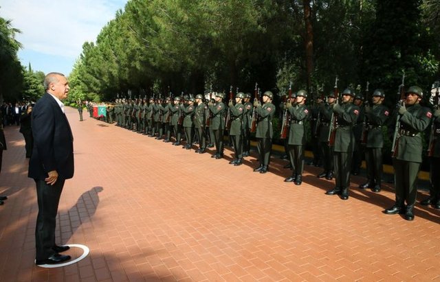Cumhurbaşkanı Erdoğan, tören kıtasını selamladı.