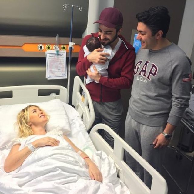 "Her yeni yaşında mutluluğa ulaşmanı, bu hayatı tüm güzellikleriyle yaşamanı istediğimi bilmeni istiyorum. Nice yaşlara, doğum günün kutlu olsun bebeğim. İyi ki doğdun, iyi ki kuzuyu doğurdun. Canım sizi çok seviyorum" notuyla kutladı.