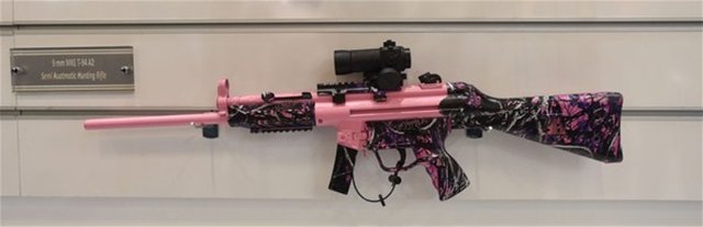MKE kadın avcıların isteği üzerine  pembe avcı tüfeği üretti.