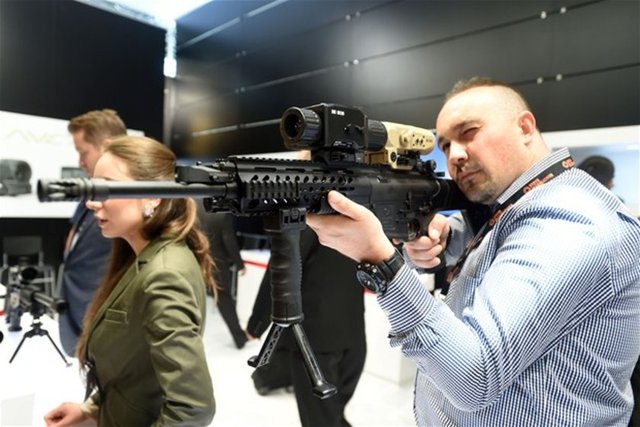 Türk üretimi keskin nişancı dürbünü - Türk firması 3E EOS, Türkiye'nin dışarıdan aldığı keskin nişancı dürbünü ve termal dürbünü yerli olarak üretti.