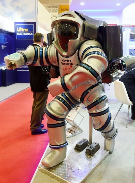 1200 feet (360 mt) kadar inen Exosuit'i bir dalgıç kullanıyor. 35 bar basmasına rağmen tüm eklemlerin hareket edebildiği Exosuit'in ellerindeki manipulatörler sayesinde kritik kurtarma faaliyeti (tutma, kesme, kaldırma) rahatlıkla yapılabiliyor.