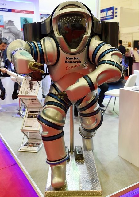 Exosuit'in önceki modelleri Deniz Kuvvetleri Komutanlığı, ABD, Fransa, İtalya ve Rusya dahil bir çok ordu tarafından kullanılıyor. Ayaklarındaki pedallar ve kollarındaki itici motorlarla kumanda edilen Exosuit'in fiyatı 1.5-2 milyon dolar arasında.