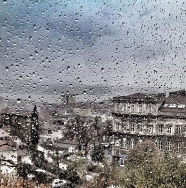 Bu bir kaç saat önce paylaştığı görüntü. İstanbul yağmur altında.