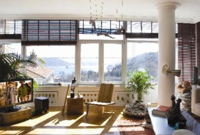 Taşpınar'ın salonununun manzarası ömre bedel.