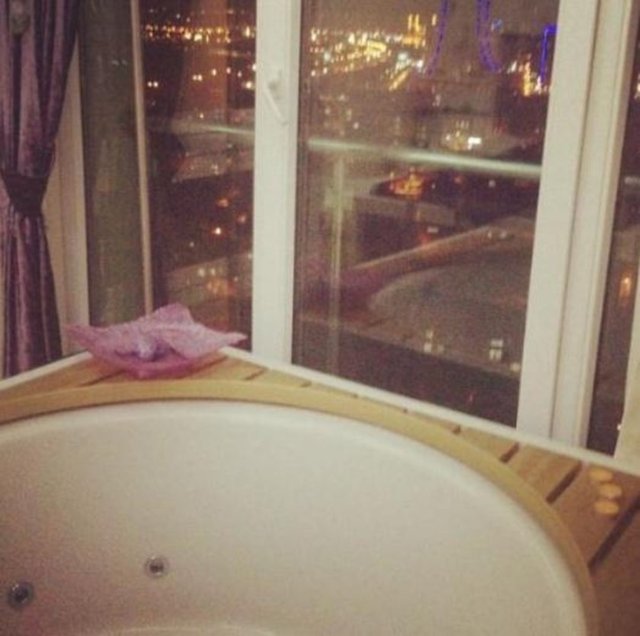 YELİZ YEŞİLMEN  - Yeliz Yeşilmen'in İstanbul'daki evinin yatak odasında ebeveyn banyosu var. Onun manzarası da böyle.